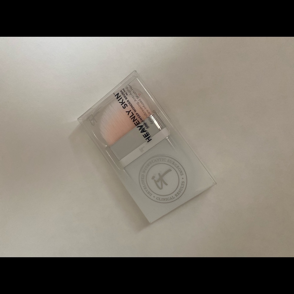 It Cosmetics face brush #705 - Picture 4 of 5